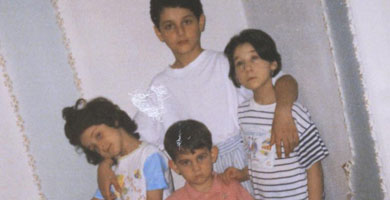 Tamerlan, con sus hermanas y su hermano menor, Dzhojar. | Reuters
