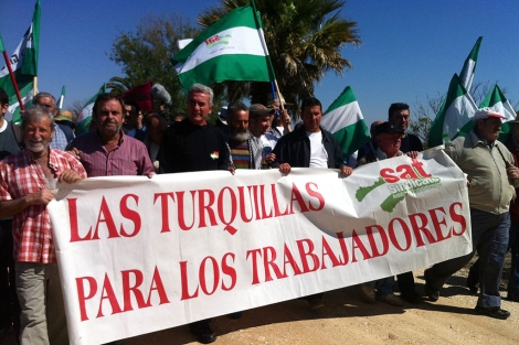 Snchez Gordillo y Caamero portan la pancarta en Las Turquillas. | Jess Morn