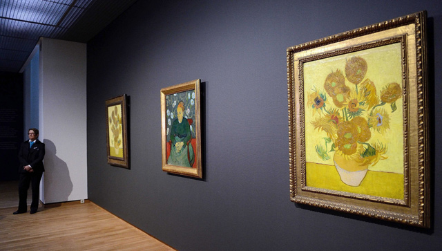 La obra "Los Girasoles" de Van Gogh (d) cuelga de una de las paredes del Museo Van Gogh. | Efe