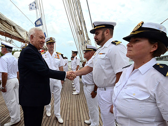 El ministro de Exteriores, José Manuel García-Margallo, saluda a la tripulación de 'Juan Sebastián Elcano'. | Rui Ferreira