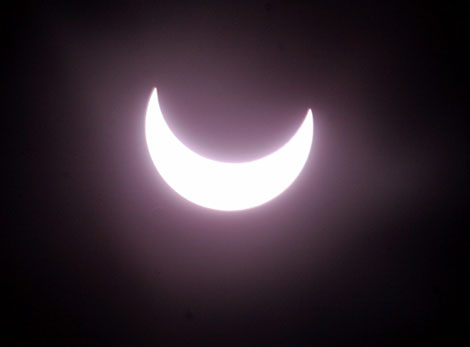 Primera fase de un eclipse solar anular. | Reuters