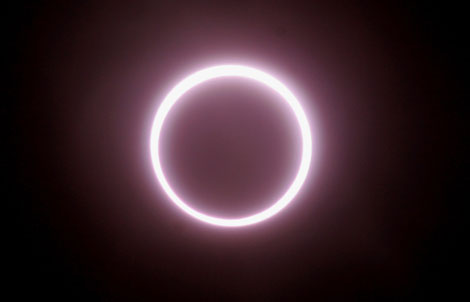 El disco solar cibierto por la Luna en un eclipse solar anular. | Reuters