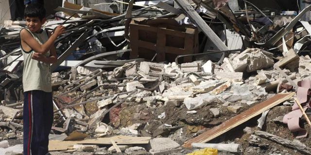 Un nio junto a un edificio destruido por el bombardeo en Siria. | Reuters