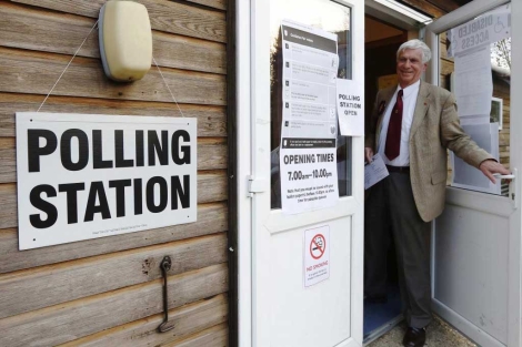 Norman Taylor, candidato del partido UKIP, preparado para votar.| Reuters