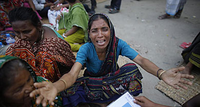 Una mujer llora por sus familiares desaparecidos en Bangladesh. | Reuters