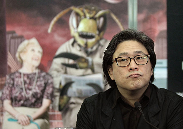 El director Park Chan-Wook ante el cartel del Festival de Cine Fantstico, FANT. |Efe