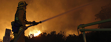Un bombero lucha contra el fuego en la costa norte de Los ngeles. | Reuters