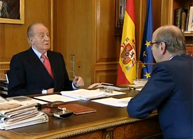 El Rey, despachando con Rafael Spottorno, el jefe de su Casa. | TVE