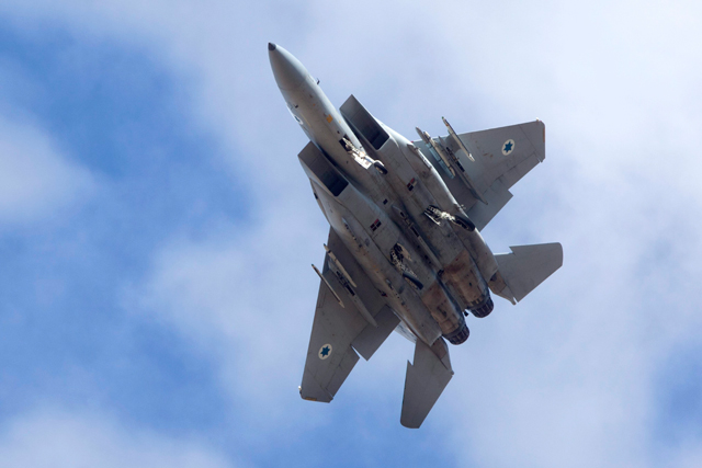 Un caza F-15 israelí maniobrando para aterrizar, en una base de Israel. | Efe