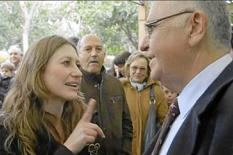 Una mujer pregunta a Cotino en una imagen del programa 'Salvados'.