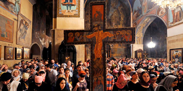 Creyentes participan de la ceremonia en la Catedral de Sioni, en Tbilisi (Georgia). | Afp MÁS IMÁGENES