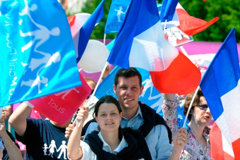 Una pareja francesa protesta contra los matrimonios entre personas del mismo sexo. | Afp