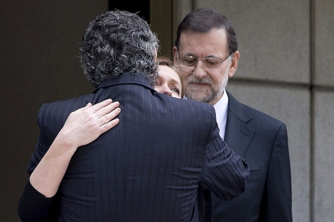 Rajoy y su esposa, Elvira Fernndez, dan el psame al marido de Mercedes de la Merced. | G. Arroyo