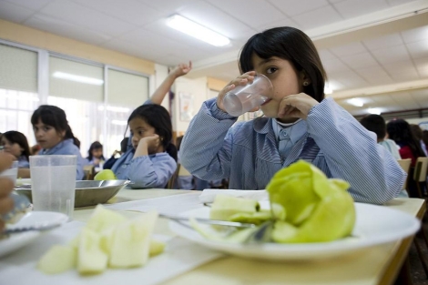 Niñas comiendo en un colegio. | EL MUNDO
