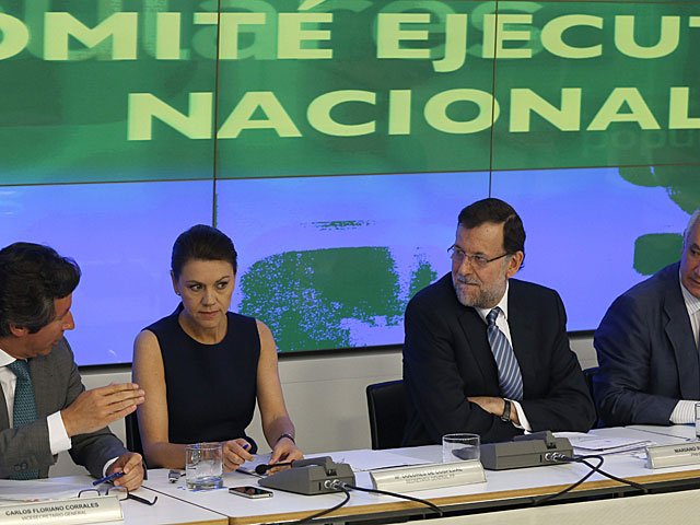 Mariano Rajoy escucha a Carlos Floriano junto a Cospedal y Arenas. | Javier Lizón / Efe
