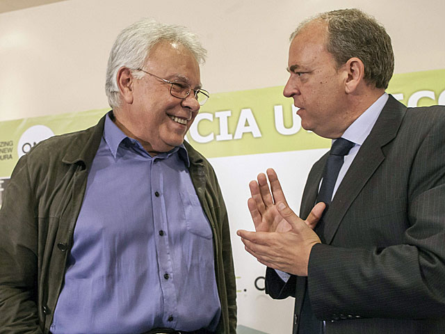 Felipe Gonzlez y Jos Antonio Monago charlan durante el acto. | Oto / Efe