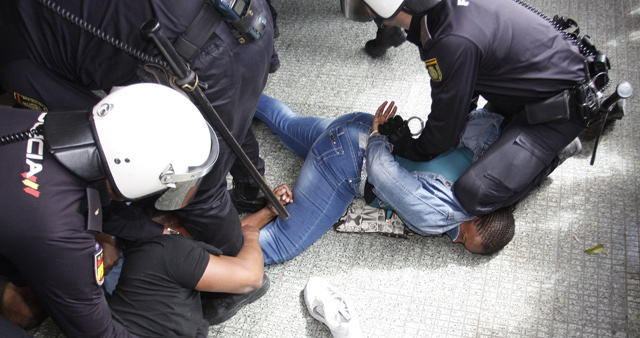 La Polica inmoviliza a dos de los asistentes al desahucio. | Roberto Prez