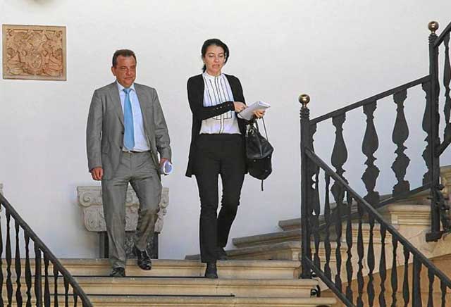 La abogada del Estado Lola Ripoll y el fiscal Pedro Horrach saliendo hoy de la Audiencia. | Pep Vicens
