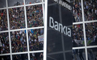 Cientos de personas se manifiestan ante la sede de Bankia en Madrid.