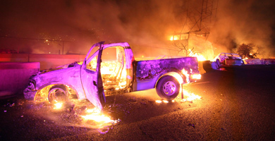 Coches ardiendo en la autopista de Ecatepec.| Afp