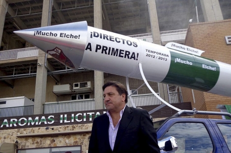 El presidente del Elche, junto al cohete frente a la fachada del estadio | E.M.