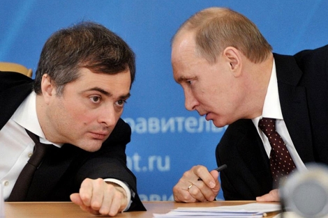 Vladislav Surkov escucha a Vladimir Putin en una reunin.| Afp