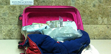 La maleta infantil con los paquetes de cocana. | Polica Nacional