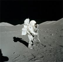 Harrison Schmitt cogiendo rocas lunares. | NASA