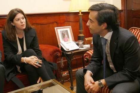 El alcalde de Ferrol, Jos Manuel Rey Varela (d), conversa con la periodista Mnica Garca Prieto. | Efe