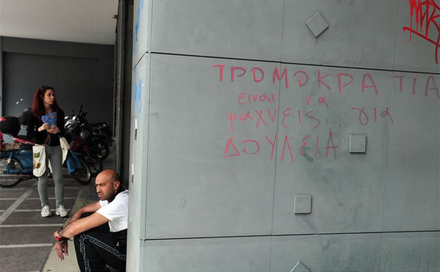 La fachada de una empresa de trabajo temporal en Atenas con la pintada: 'Terrorismo es la bsqueda de trabajo'. | Afp