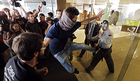 Un estudiante golpea la puerta de una sucursal de Bankia. | Kai Försterling / Efe