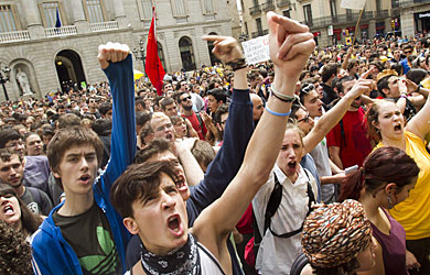 Manifestantes en la plaza Sant Jaume de Barcelona. | Efe MS FOTOS
