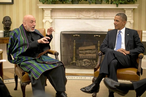 Karzai (izda.) conversa con Obama, en una reciente visita a la Casa Blanca. | Reuters