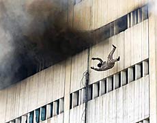 Un hombre intenta huir de las llamas. | Reuters