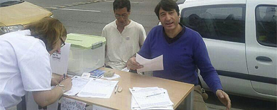 Carmelo Gmez, ayer recogiendo firmas en Hortaleza. | E.M.