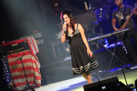 La cantante durante su actuacin anoche en La Riviera. | Efe