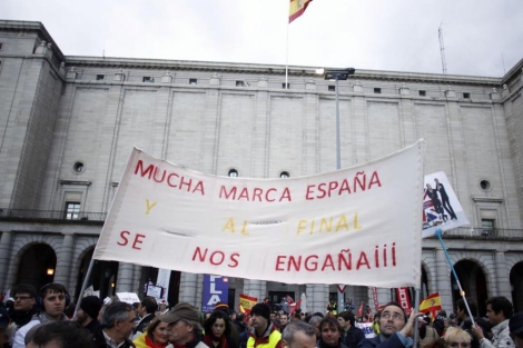 Protesta de los trabajadores de Iberia frente al Ministerio de Fomento. | Javier Barbancho