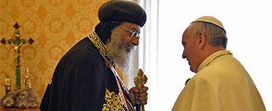 Teodoro II, junto al Papa Francisco, en el Vaticano.| Efe