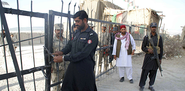 La seguridad pakistan cierra la frontera con Afganistn el da antes de las elecciones. | Foto: Efe