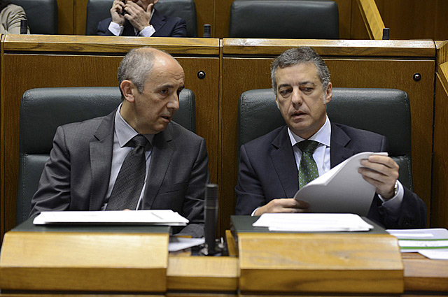 Josu Erkoreka e Iigo Urkullu durante la sesin de control del Parlamento Vasco.