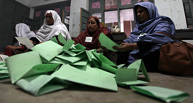 Recuento de papeletas en Peshawar. | Reuters