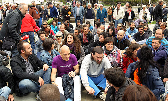 Urtza Alkorta, en el centro, sentada entre los concentrados en Ondrroa.| Efe