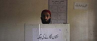 Un hombre vota en Karachi. | Reuters