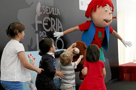 El personaje infantil Kika Sperbruja, en una actividad de la Feria del Libro. | E. Lobato
