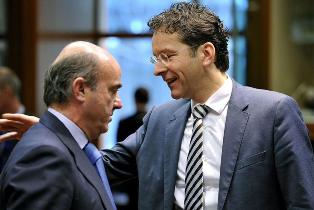 El ministro de Economa, Luis de Guindos, con el presidente del Eurogrupo, Jeroen Dijsselbloem. | Afp