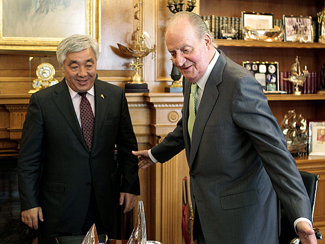 El Rey, con el ministro de Exteriores kazajo. | Efe