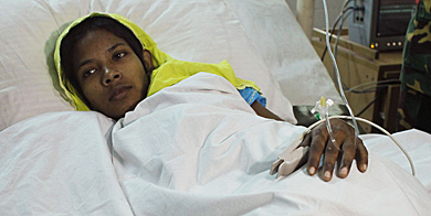 Una superviviente del accidente de Bangladesh, en el hospital. | Reuters