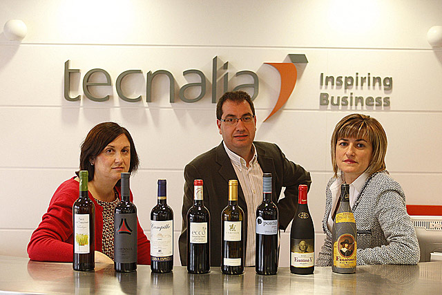 Eduardo Gainza junto a dos de sus compañeras en el estudio de la huella de carbono de los ocho vinos.