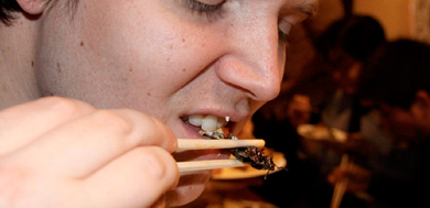 Un hombre comiendo insectos en Tokio (Japn).| Corbis