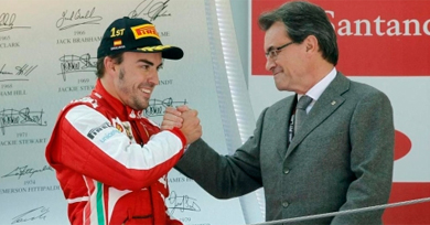 Artur Mas felicita a Fernando Alonso por su victoria en el GP de Espaa. | Efe